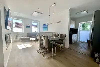 Image de Appartement 'Hafenblick' : vue mer, Wi-Fi, cheminée et terrasse sous les toits au soleil du soir