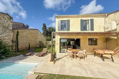 Image de Piscine à débordement chauffée et sécurisée avec vue, à pied d'un restaurant.