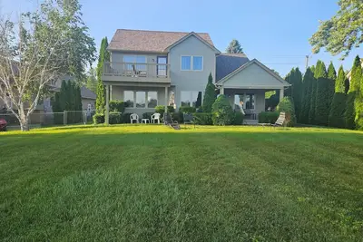 Image de Spacious 5 Bedroom - right on the St. Clair River with private dock and frontage