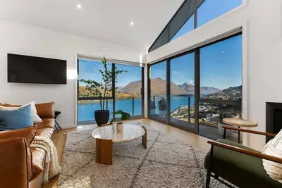 Image de Luxury Away - Aurora Vista- Hot Tub-Free Parking-Bbq