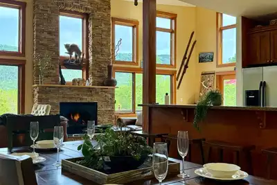 Image de Hunny Tree Hive- Hot tub, Fire pit, Grill, Goats!