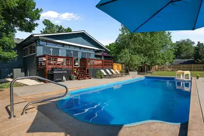 Image de Golden Ranch with Private Heated Pool, Sunroom and Firepit. Conveniently located