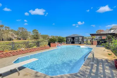 Image de Lakefront Home for Families & Groups – Pool, Kayaks, Bbq, Deck, Fishing