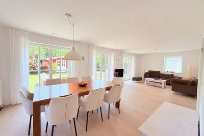 Image de Spacious, bright vacation home within walking distance of only 500m to the beach, with beautiful garden