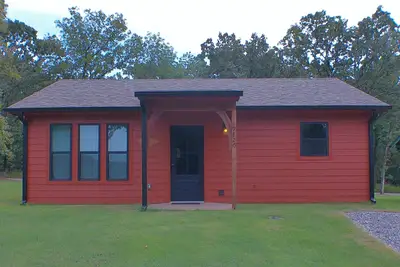 Image de Quiet cabin, hot tub, firepit, no pet fee, New, 4 person occ