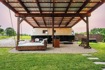 Image de Unique Cozy Argosy Airstream with hot-tub, very private