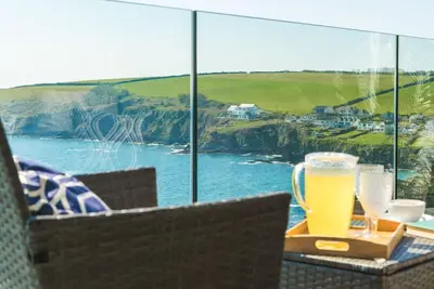 Image de Stylish coastal retreat with panoramic views & walkable to harbour