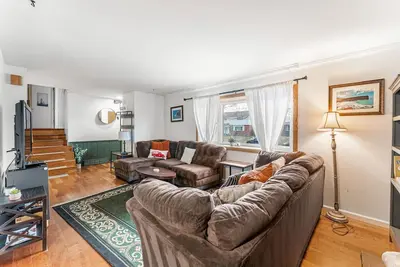 Image de Spacious & Comfy ~ Close to Everything ~ Backyard!