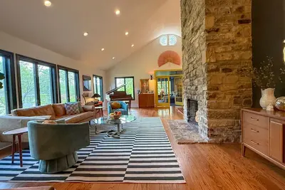 Image de Art-forward Downtown Lexington Home