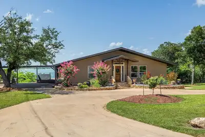 Image de 3800sf Lake Front Home, Hot Tub, Next to Boat Ramp and Park, Centrally Located!