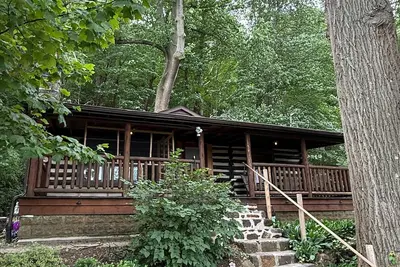 Image de Renovated Summer Cabin in Atlantic Highlands – Walk to Nyc Ferry!