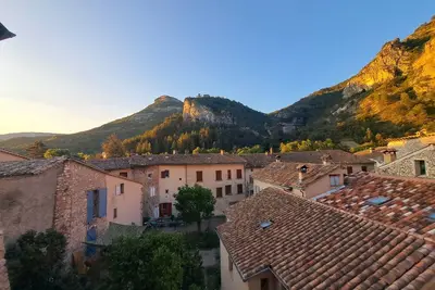 Image de Maison de village aux pieds des falaises