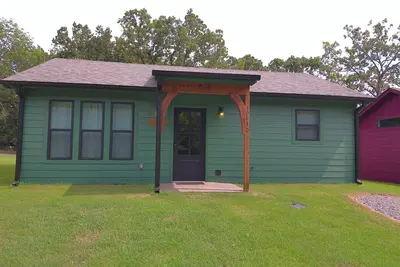 Image de Quiet cabin, hot tub, firepit, no pet fee, New, 4 person occ