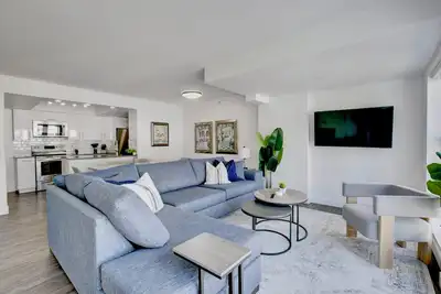 Image de Modern 2br/2ba Retreat • King Bed • Desk • Views