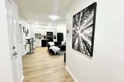 Image de Cozy 2-Br Suite w/ Private Entrance | Close to West Ed. Mall | Family-Friendly