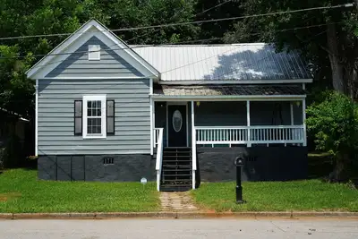 Image de Charming historic home steps from downtown LaGrange