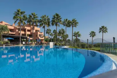 Image de 3-bedroom apartment with Ac, WiFi, fitness centre, beachfront, private parking.