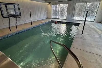 Image de Spacious 5-bedroom house in awesome River Hills with an Indoor Pool!