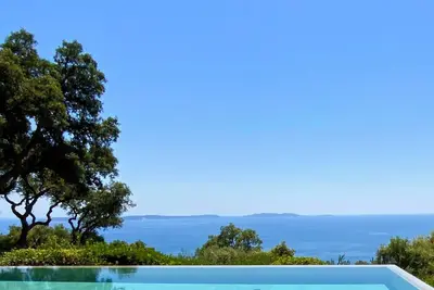 Image de Villa dans la verdure avec vue exceptionnelle sur les Îles d’Or - 6 couchages