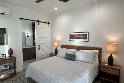 Image de Come get away from the city in a new 2 bedroom farmhouse on 145 acres