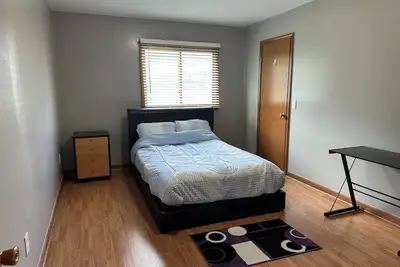 Image de 4-bedroom Suburban Retreat in wonderful Warren with 2 full kitchens and 2. 5 bath