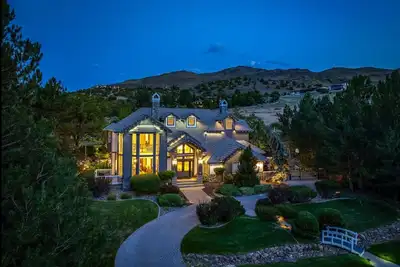 Image de New Listing! Luxurious Custom Home, with Outdoor Entertainment Area, and Hot Tub!