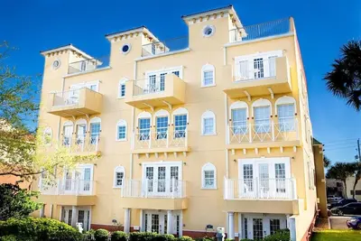 Image de Spacious Downtown Cocoa Village Estate 1 with River Views!