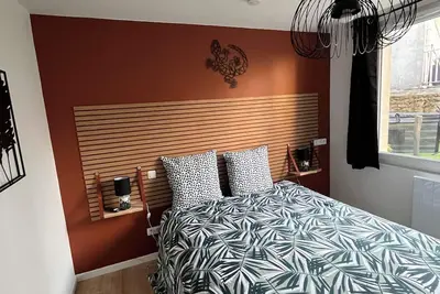 Image de Loft détente au cœur d’Avranches – Jacuzzi privé & confort pour 2 à 4 personnes