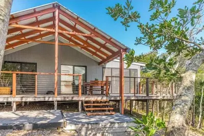 Image de Open concept living with 2 en suite bedroom cottage 1 minute walk to the beach.
