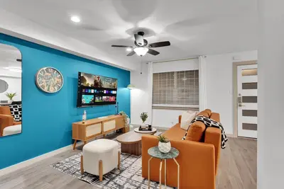 Image de Walkable 1st-Floor Austin Stay – King Bed, Pet Friendly, Free Parking, Sleeps 10