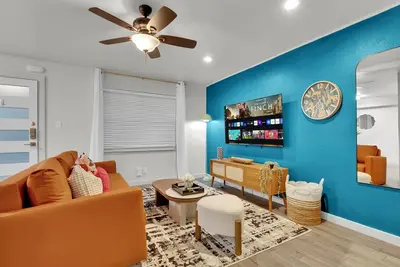 Image de Walkable 2Bedroom Austin Stay-King Bed, Pet Friendly, Free Parking, Pool, Sleeps10