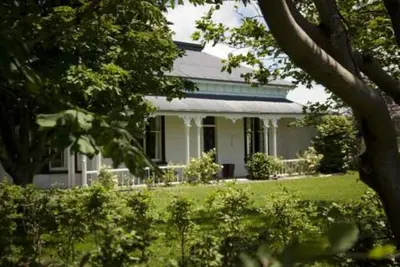 Image de Porters Vineyard. Great location on Kitchener Street, A short walk to town.