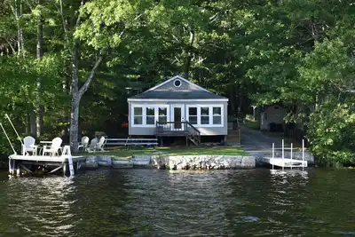 Image de A cozy 2-bedroom lakefront cabin nestled in Maine, feat. kayaks and private dock