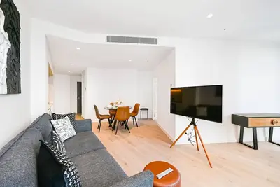 Image de Next to Skybus! Luxe 2b2b w/Parking+Pool+Gym+Sauna