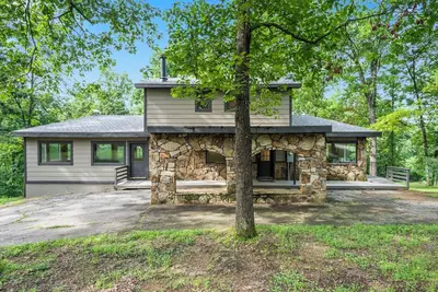 Image de Spacious 4-bedroom Retreat on Table Rock Lake. Darts, Air Hockey, and More!