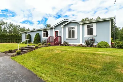 Image de Entire three bedroom rambler. Sleeps 8 in four separate rooms. 5 private acres.