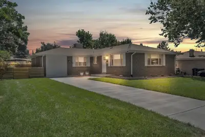 Image de Newly remodeled 5-bedroom house  1. 8 mi to Old Town Arvada  Hot Tub, Ac