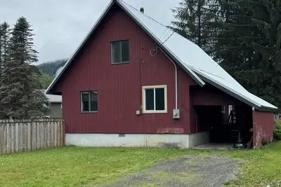 Image de Newly Renovated! ! ! Cozy Mountain View Home with Fenced Back yard and Fire Pit.