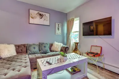 Image de 3 Mi to Dtwn Newark: Eclectic & Walkable Apt!