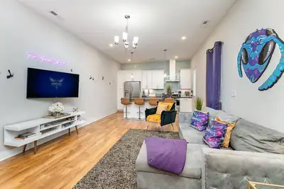 Image de Queen City's Nest Uptown | Hornets Vibes | Bold Design & City Views | Walk to All Uptown Attractions