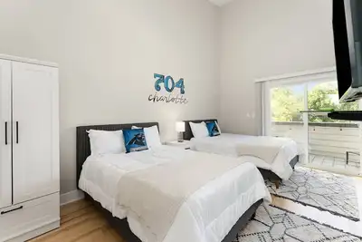 Image de Queen City's Den Uptown | Luxe Home w/ Panther's Murals, & 5-Star Location | Walk to Boa | Sleeps 12