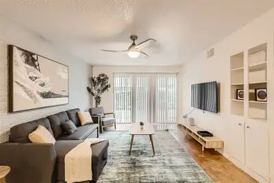 Image de 2b Getaway Steps to Dtwn | Sleeps 6 | Pool, Prkg