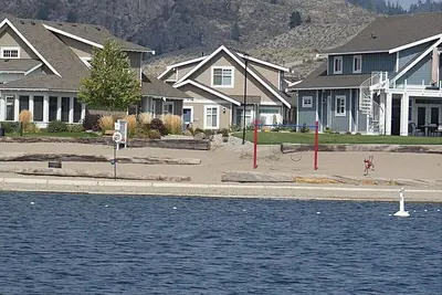 Image de Sun, sand, water & wine - 30 steps to the beach or 3 min walk to the pools