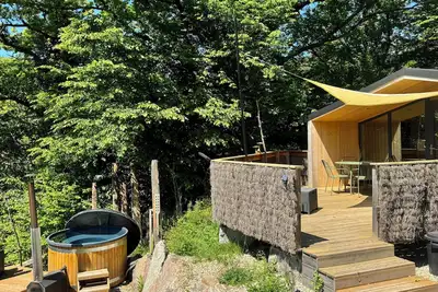 Image de Lodge insolite avec bain nordique et terrasse ensoleillée en Alsace