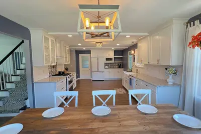 Image de New Spacious Oasis near quiet beach! Private backyard, games, gorgeous kitchen