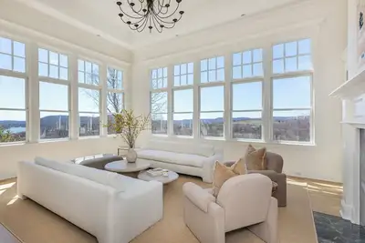 Image de Luxurious Private 5-Bedroom House with Sweeping Lake Views and Beach Access