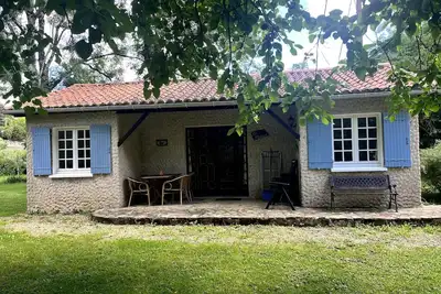 Image de Gîte Le Pêcheur - Domaine l'Étang des Mirandes avec piscine partagée