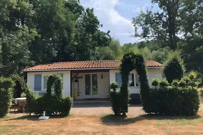 Image de Gîte Le Pont - Domaine l'Étang des Mirandes avec piscine partagée