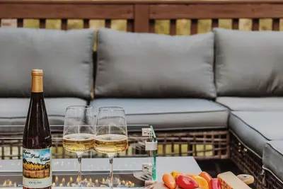 Image de 3-bedroom chalet in enchanting Bailey, Walk to town, Game Room, Bbq