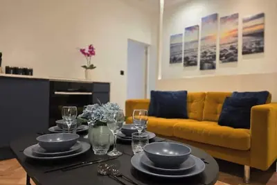 Image de 2 Bedroom Deluxe Apt near Lfc Stadium - Sleeps 4